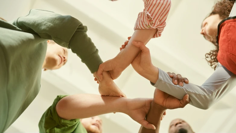 Illustration de l’interdépendance entre responsabilité individuelle et résilience collective au sein d’une équipe, selon le modèle DISC persolog® : renforcer la cohésion, la confiance et la performance durable